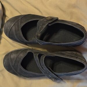 Like new size 10 Aravon shoes